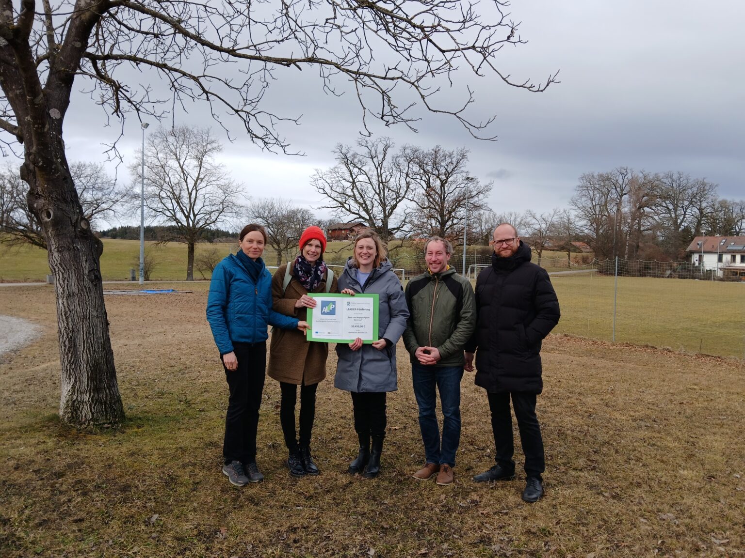 LAG AL P Übergabe Förderscheck Spielplatz Bernried